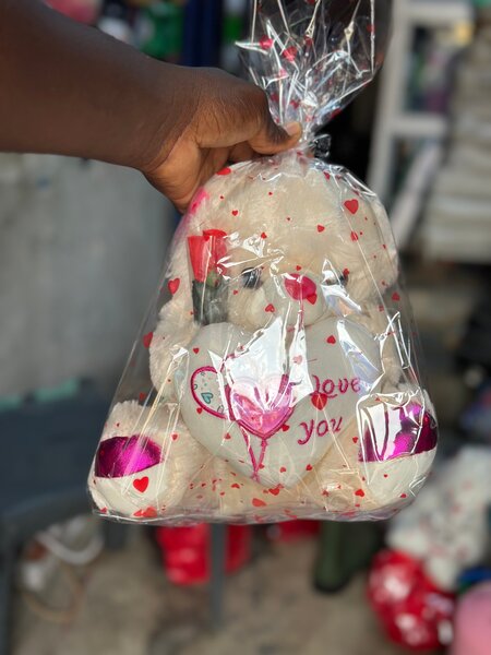 Peluche ours en peluche avec des coeurs