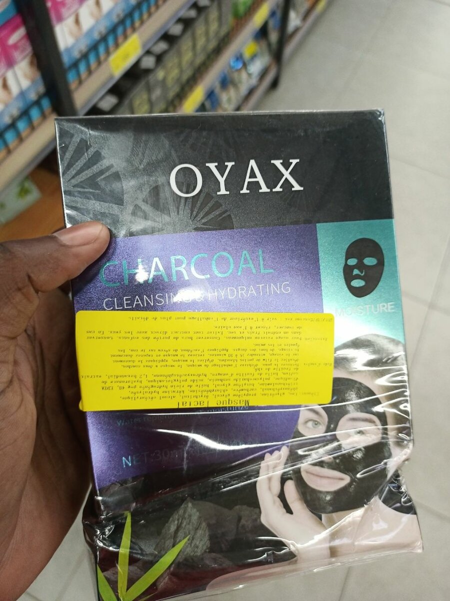 Masque facial au charbon hydratant