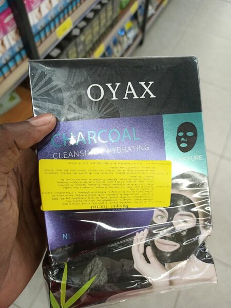 Masque facial au charbon hydratant