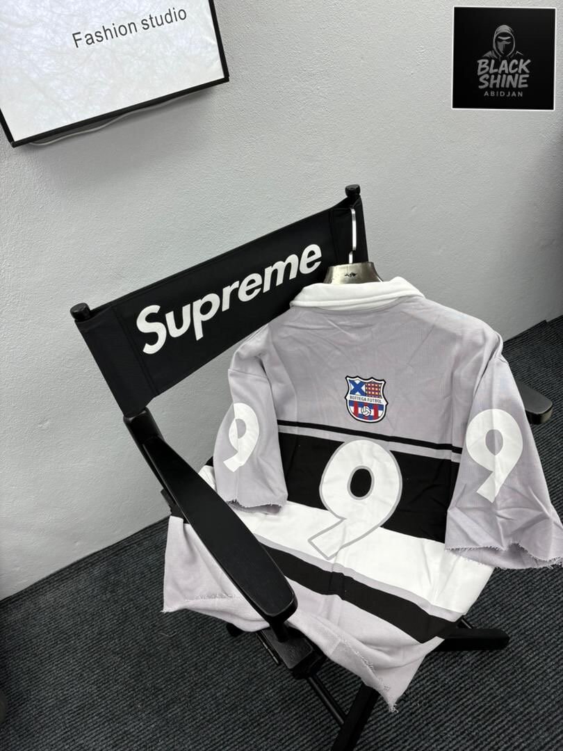 Polo à motifs modernes