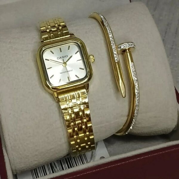 Montre dorée élégante femmes