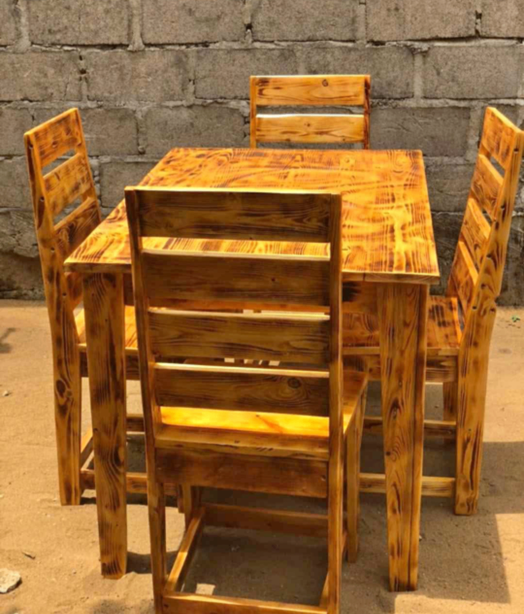 Table de salle à manger en bois