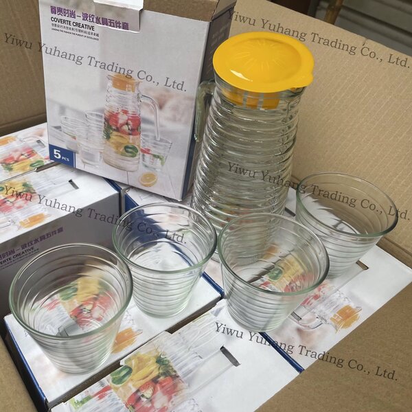 Carafe en verre avec verres