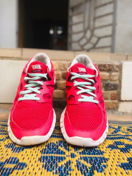 Baskets de sport Nike rouges