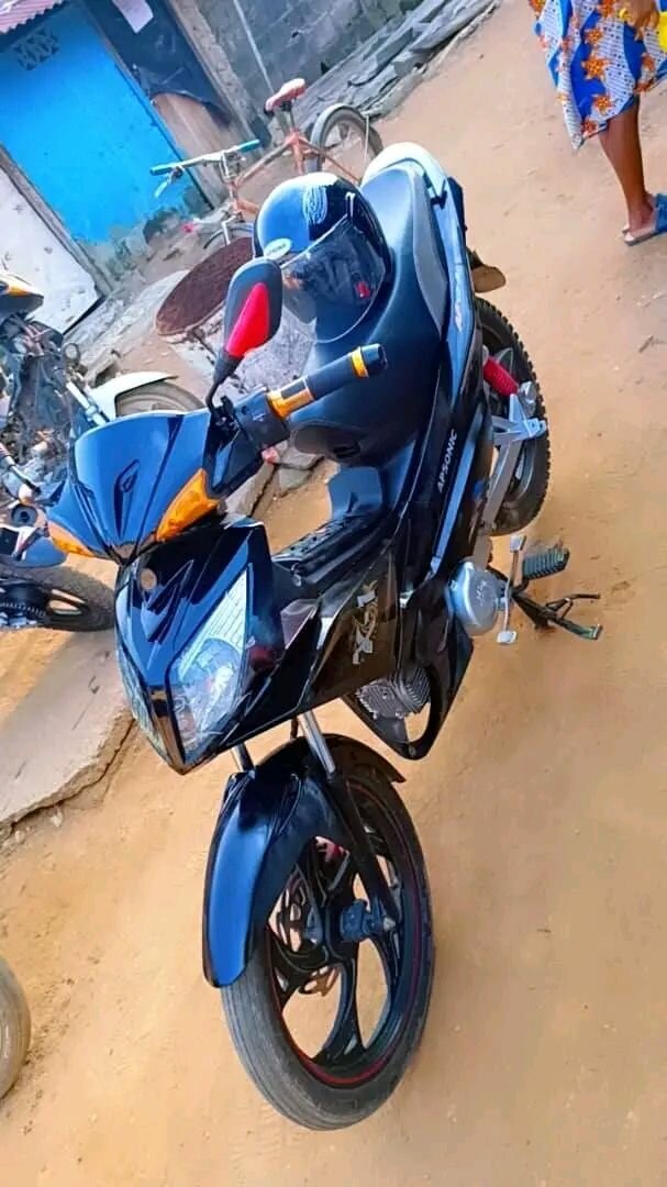 Moto sportive élégante noire