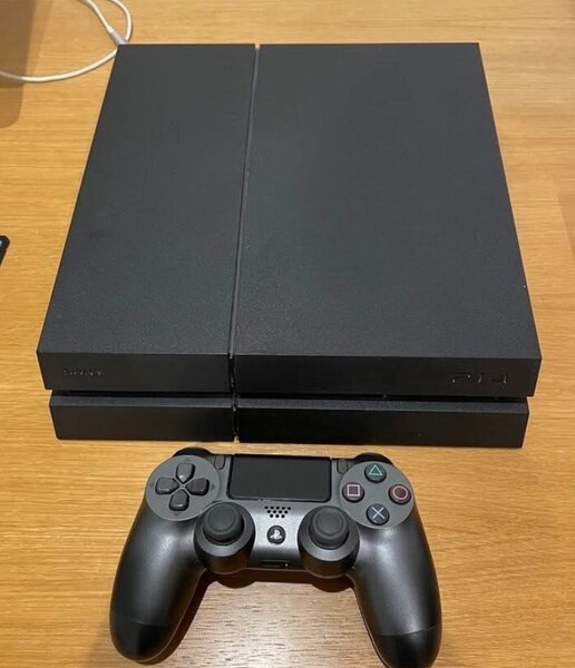 Ps4 Fat avec manette plus 1 CD