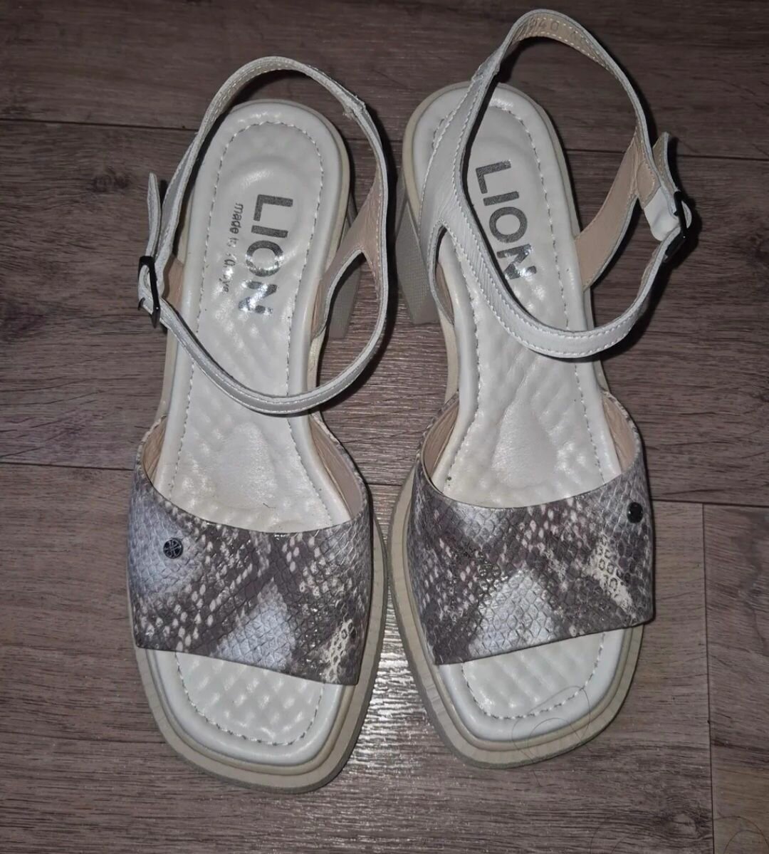 Продаю очень  Красивые стильные босоножки фирмы LION