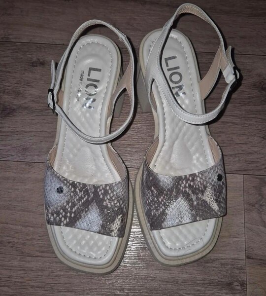 Продаю очень  Красивые стильные босоножки фирмы LION