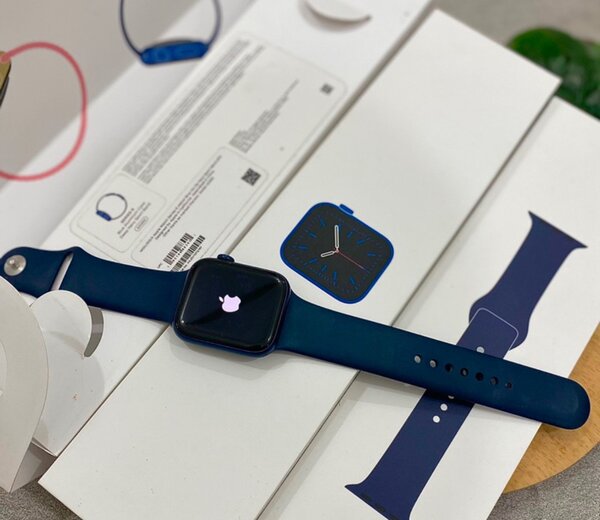 Продаю Apple Watch 7 series 41 mm в отличном состоянии