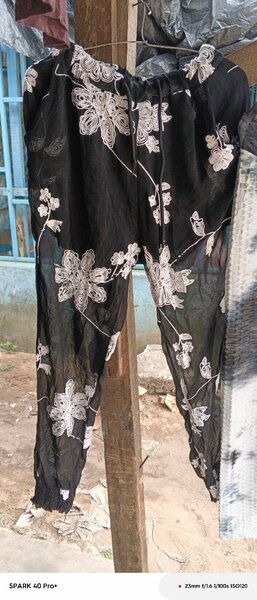 Pantalon fleuri en dentelle