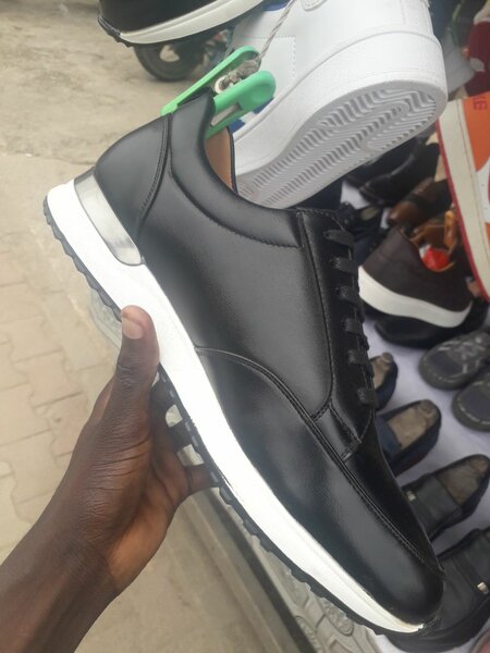 Sneakers en cuir noir élégants