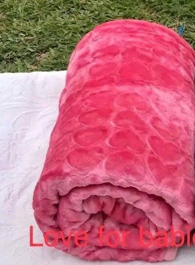 Plush blanket with hearts pink