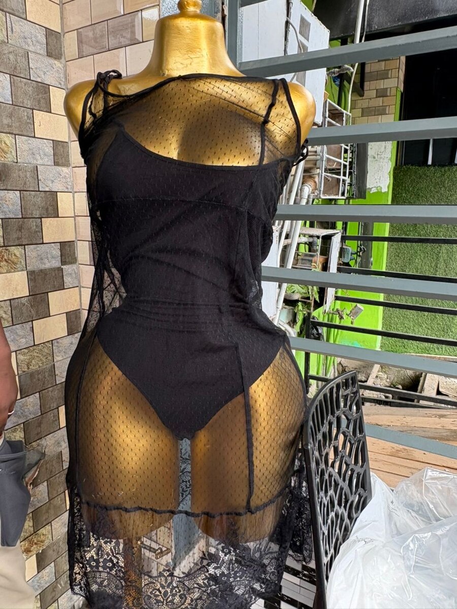 Robe en dentelle noire élégante