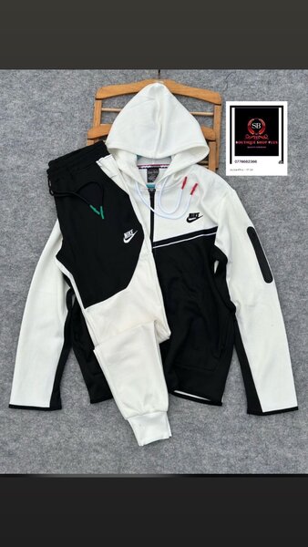 Complet  nike tech authentique avec sa boîte