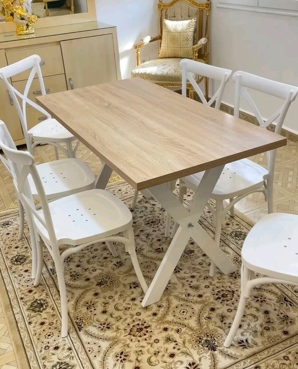 Table à manger en bois avec 4 chaises