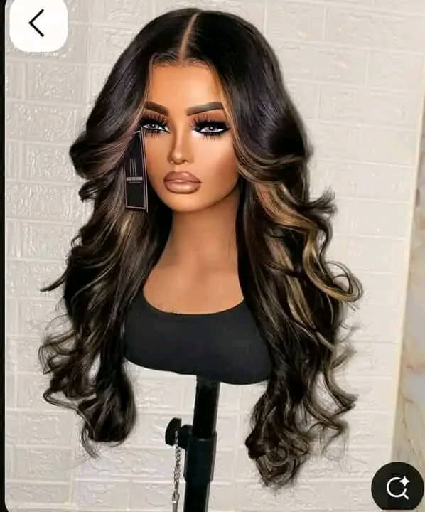 Perruque longue ondulée élégante