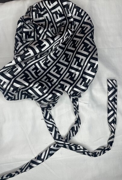 Bonnet en satin élégant