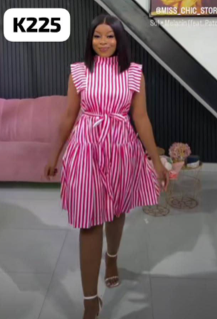 Robe rose à manches courtes et col montant à rayures blanches