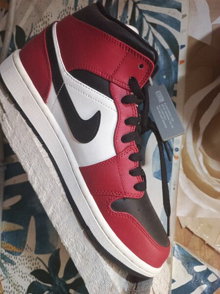 Sneakers rouges et blancs tendance