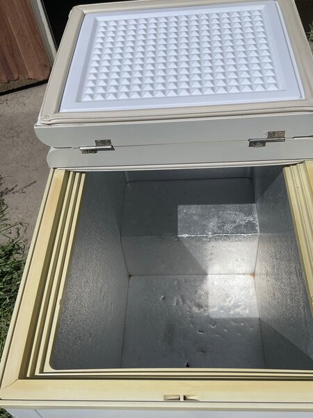 Продаем морозильник!