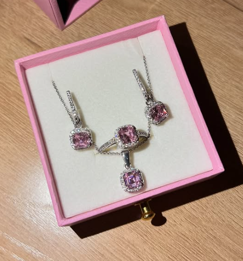 Элегантный серебряный комплект с розовыми камнями 