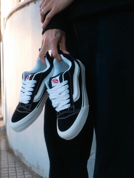 Chaussures Vans noires et blanches