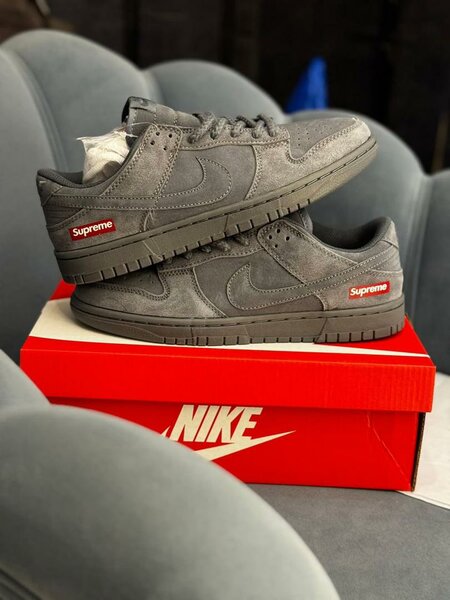 Baskets Nike x Supreme grises