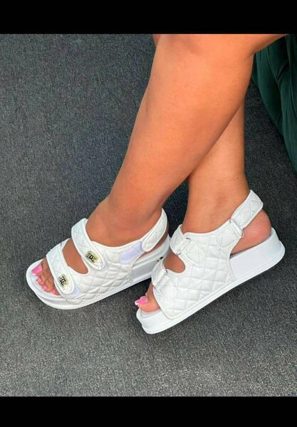 Flat sandals and slippers