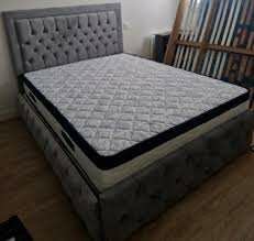 Lit double en tissu élégant