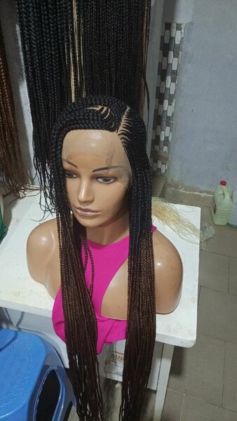 Perruque tressée longue