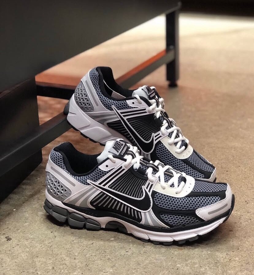 NIKE AIR ZOOM VOMERO 5 DARK GR