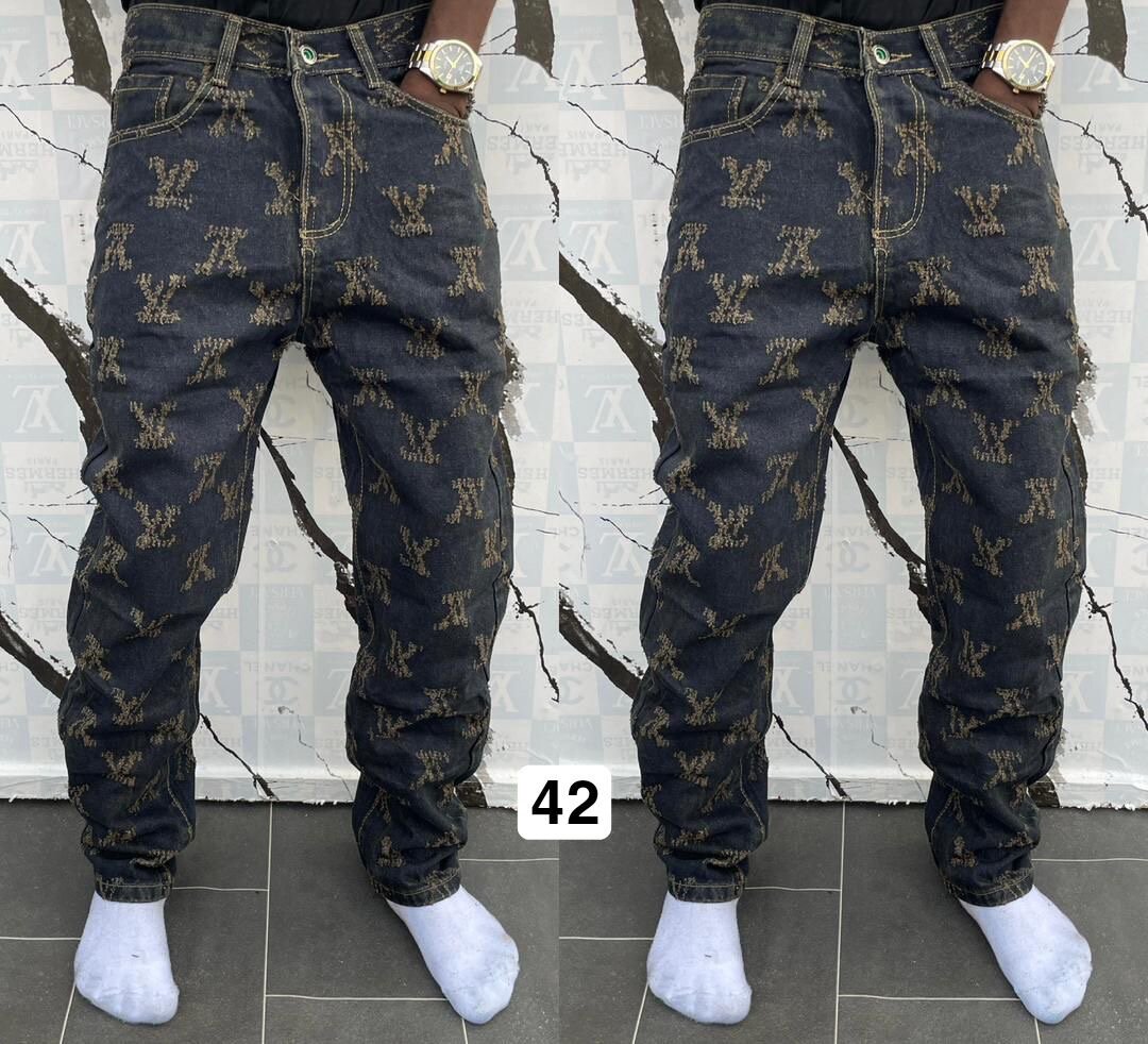 Jeans au style unique brodé