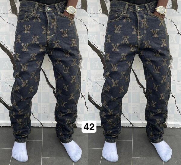 Jeans au style unique brodé