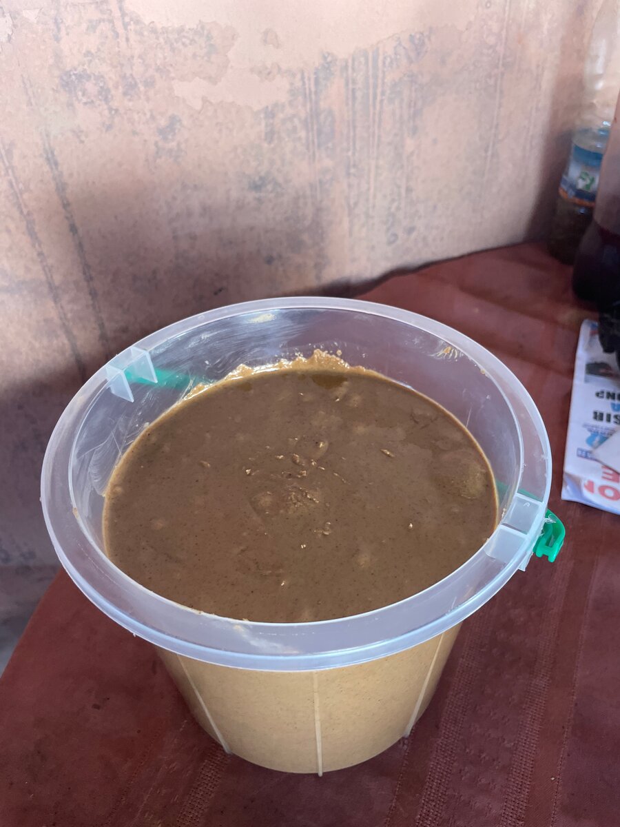 Seau de pâte darachide