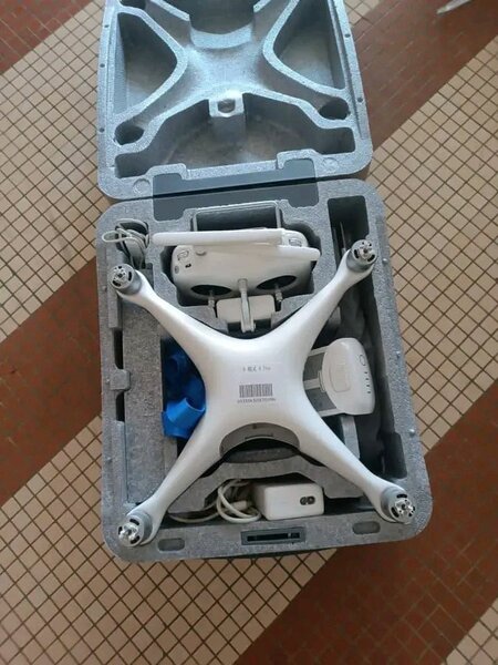 Drone avec télécommande