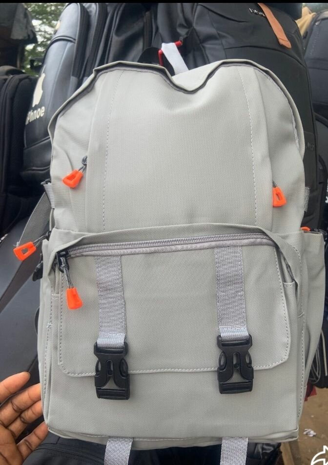 Sac à dos gris moderne