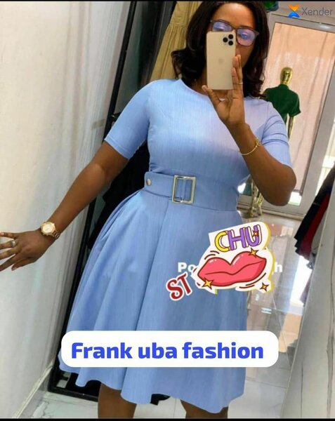 Robe élégante bleue ceinturée