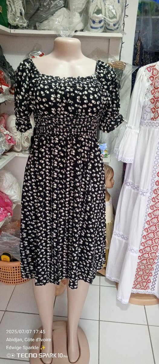 Robe fleurie à manches courtes