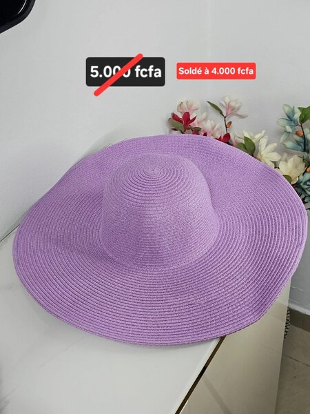 Chapeau de plage violet