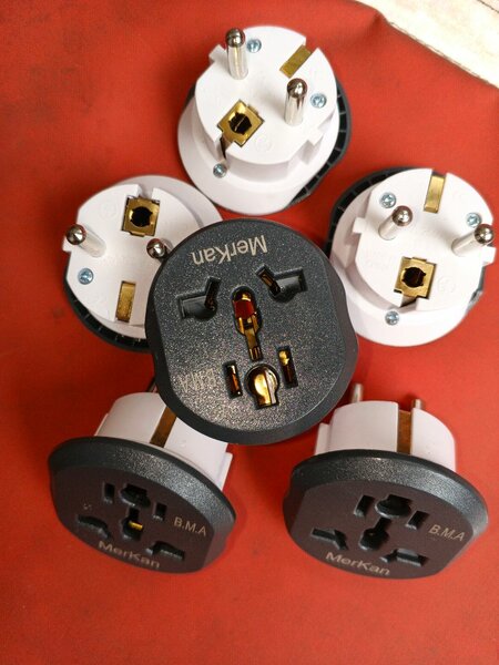 Adaptateur secteur universel
