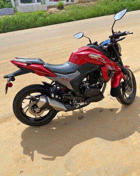 Moto sportive rouge puissante