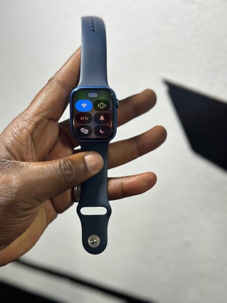 Apple Watch Series 7 , 45 mm état 10/10 avec le chargeur