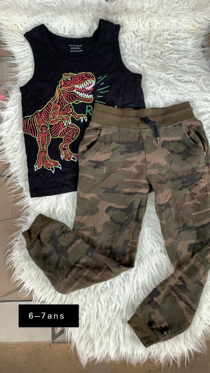 Costume pour garçon, T-shirt noir avec un dinosaure et pantalon kaki