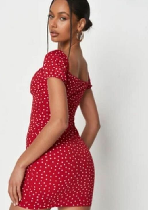 Robe rouge à pois élégante