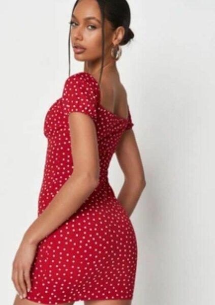 Robe rouge à pois élégante
