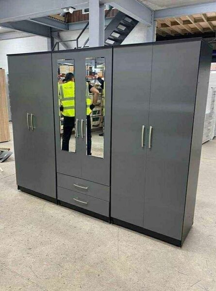 Armoire moderne avec miroir