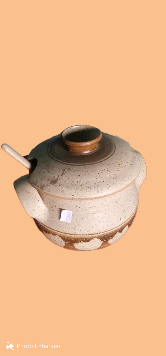 Soupière avec sa louche