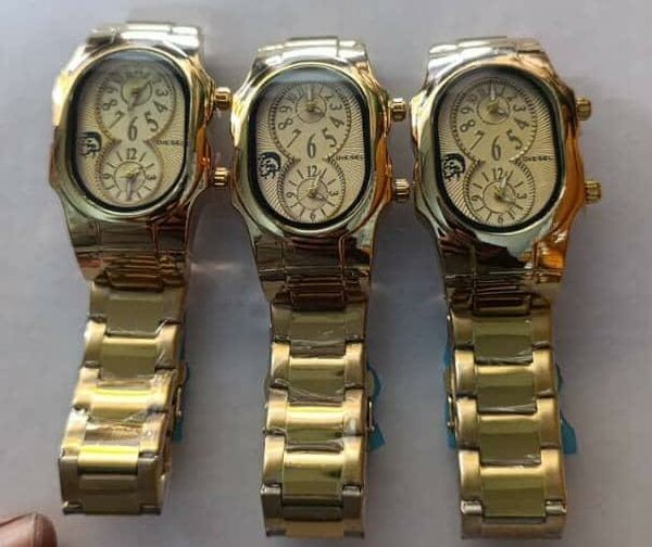 Montres-bracelets dorées élégantes