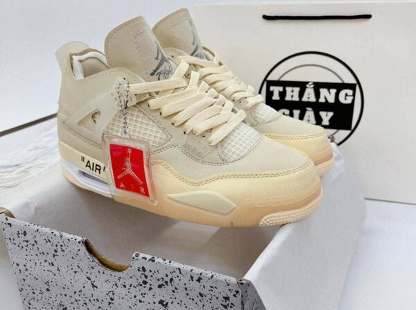 Baskets Air Jordan 4 Crème