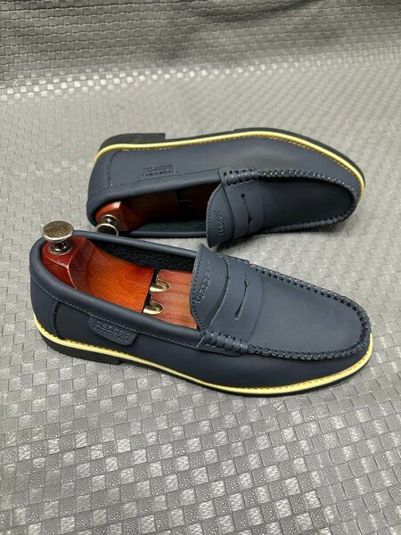 Chaussures bateau en cuir noir pour homme